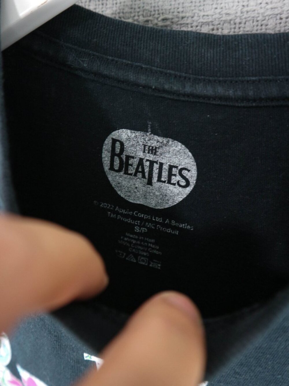 The Beatles Logo Tee Mens Black Paint Splattered 2022 Apple Corps Small - Picture 5 of 6